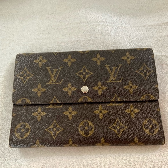 SOLD ✅ Authentic Louis Vuitton Passport Clutch - Picture 4 of 12
